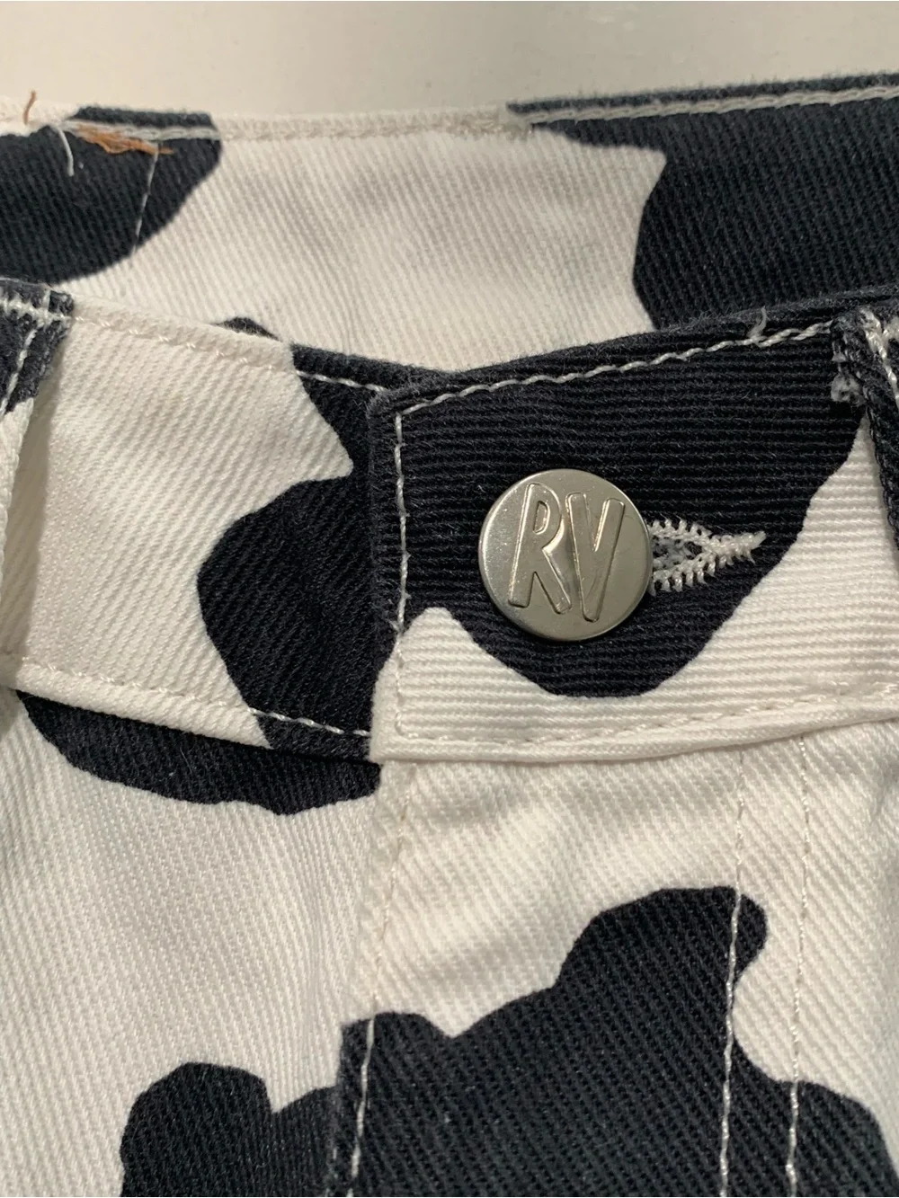 NWOT Reclaimed Vintage Cow Print Ultra High Rise Tapered 90s Mom Jeans, 26 - Picture 4 of 10